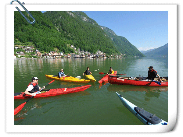 Kanufahrer mit Blick auf Halstatt  www.outdoor-leadership.com