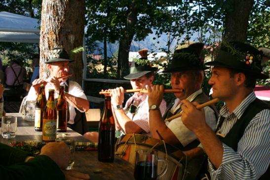 Seitelpfeife,Landsknechttrommel spielen im Herbst zum Schutzenfest auf (Schützenmahl Abschluss Fest der Amrbrustschützen)
